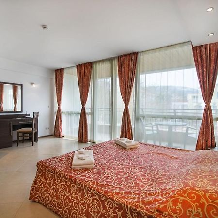 Spacious Studio With Balcony & Pool By The Marina 발치크 외부 사진