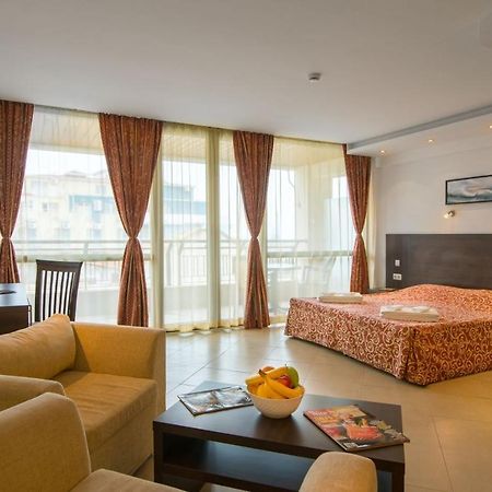 Spacious Studio With Balcony & Pool By The Marina 발치크 외부 사진