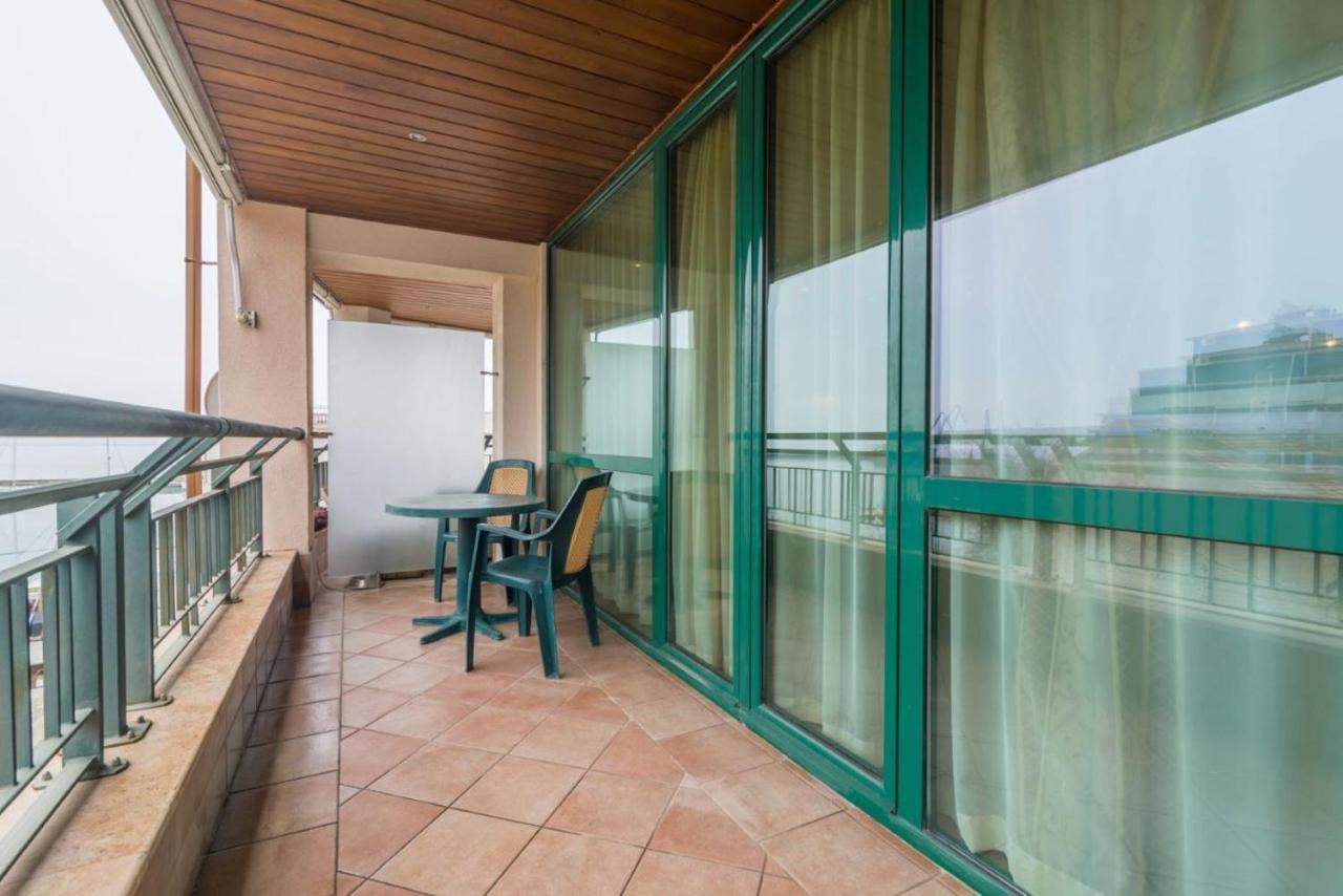 Spacious Studio With Balcony & Pool By The Marina 발치크 외부 사진