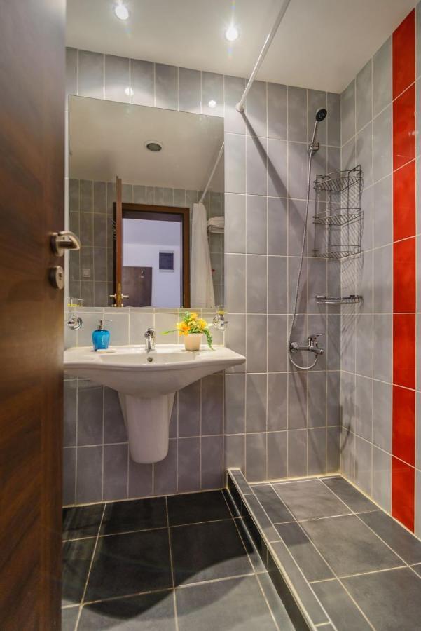 Spacious Studio With Balcony & Pool By The Marina 발치크 외부 사진