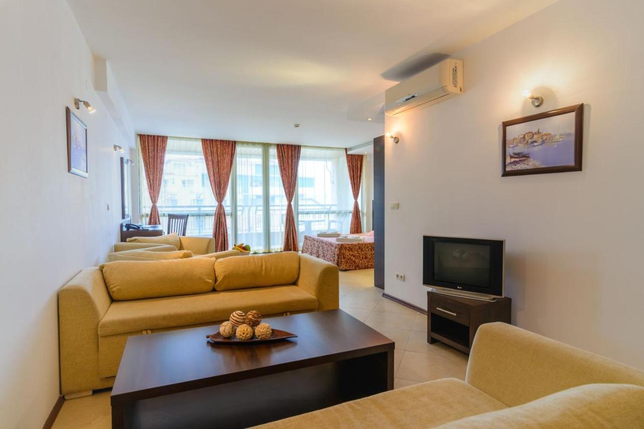 Spacious Studio With Balcony & Pool By The Marina 발치크 외부 사진