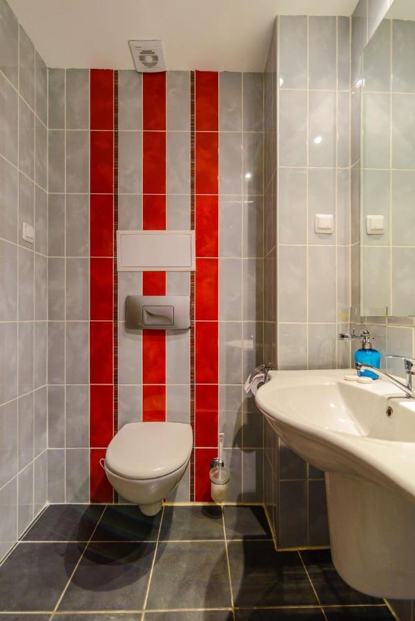 Spacious Studio With Balcony & Pool By The Marina 발치크 외부 사진