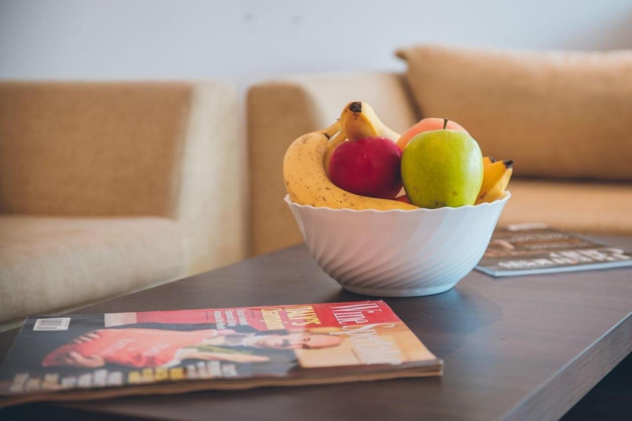 Spacious Studio With Balcony & Pool By The Marina 발치크 외부 사진