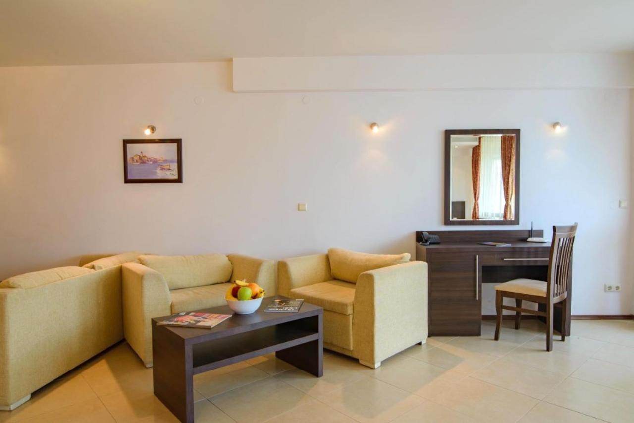 Spacious Studio With Balcony & Pool By The Marina 발치크 외부 사진