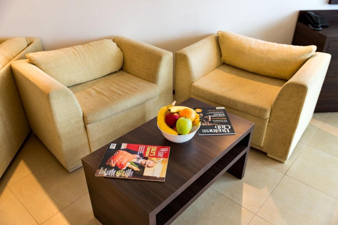 Spacious Studio With Balcony & Pool By The Marina 발치크 외부 사진